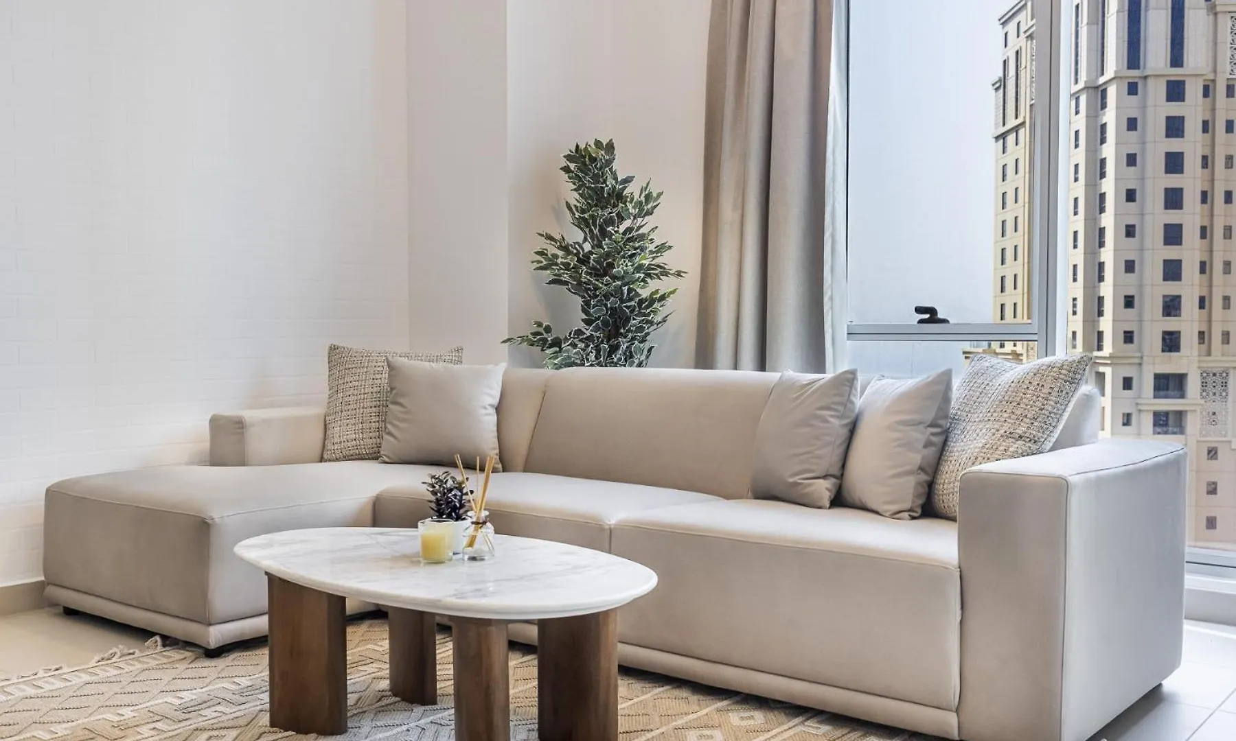 Spacious Modern Apartment In Marina Dubai