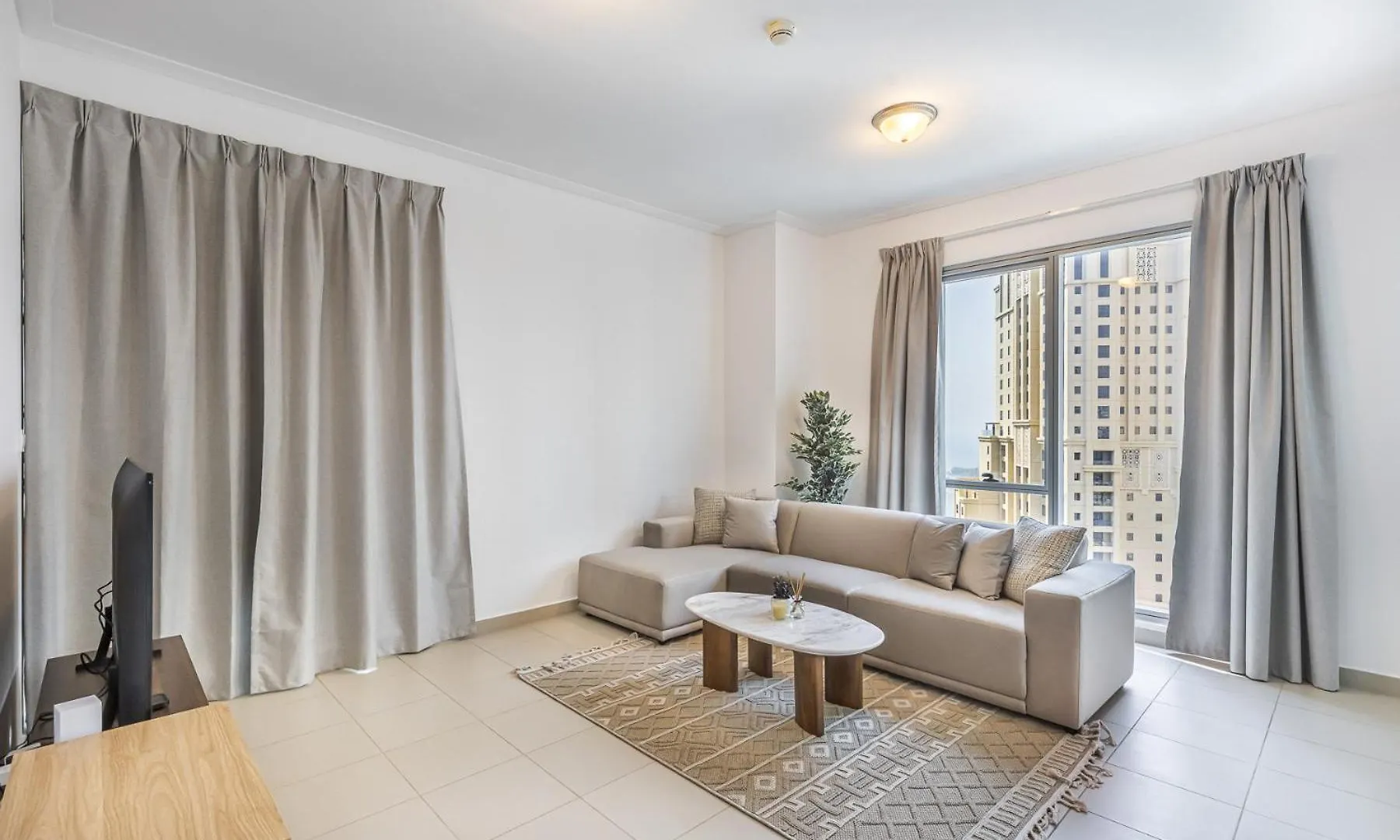 Spacious Modern Apartment In Marina Dubai